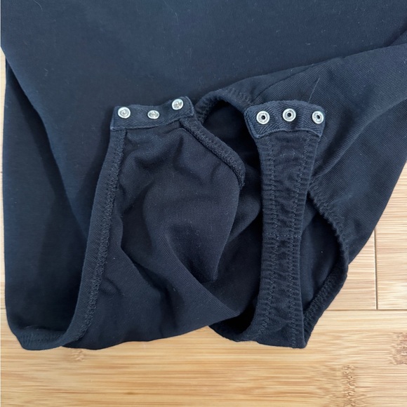 Grlfrnd ‘Eryka’ V-neck long sleeve shoulder pad bodysuit, Black, medium Revolve - Picture 8 of 8